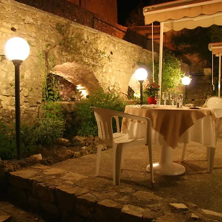 Logis Restaurant Les Geraniums Hotel 3*