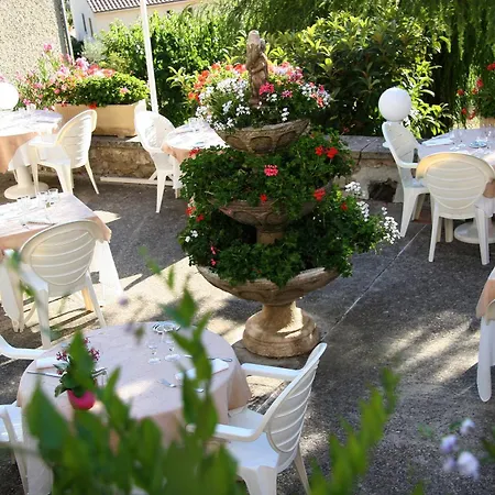 Hotel Logis Restaurant Les Geraniums 3*